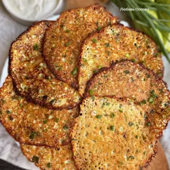 Рисовые блинные лепёшки с кабачком, сулугуни и зелёным луком 
