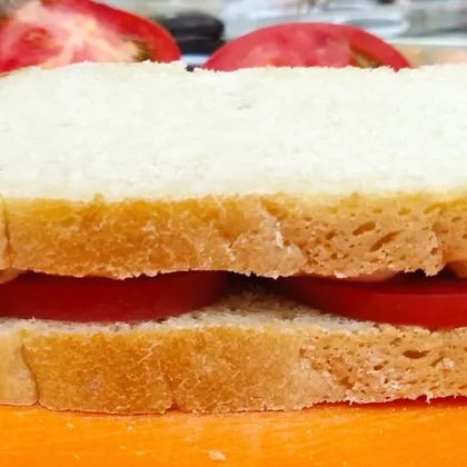 Сочный чесночный бутерброд с помидором