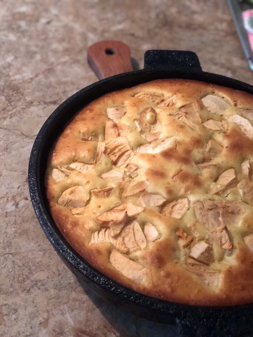 Пирог с клюквой и яблоками на кефире