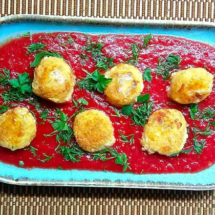Сырные шарики с томатным соусом