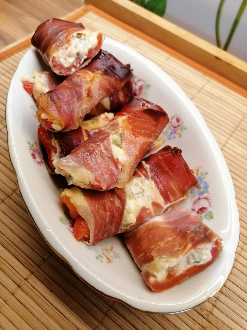 Bacon -  Paprika - Schiffchen  mit Frischkäse / Лодочки из перца