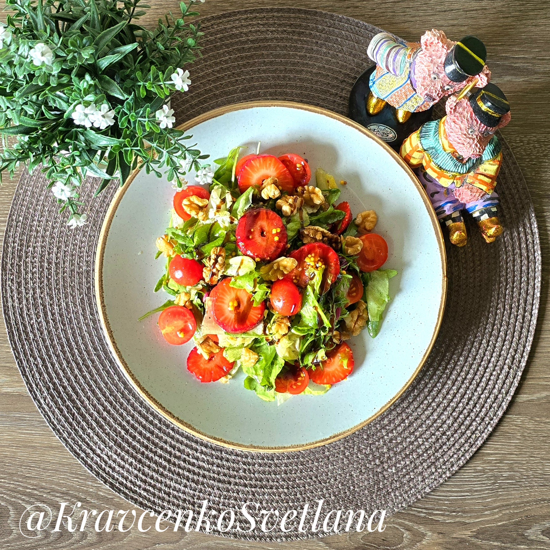Зеленый салат с клубникой и помидорами черри