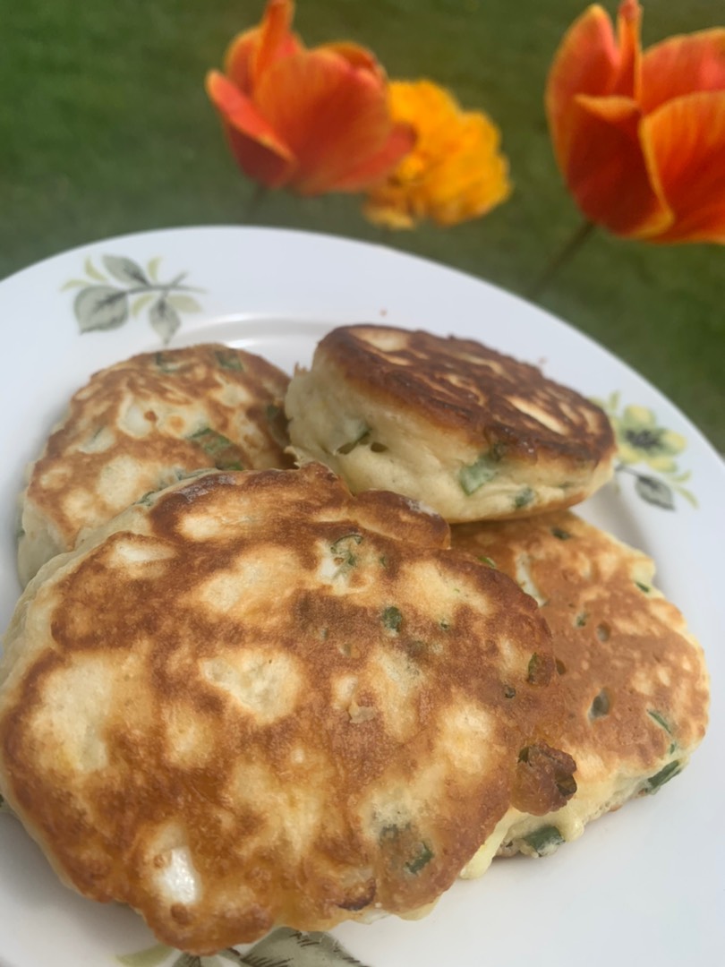 Оладьи с луком и яйцом