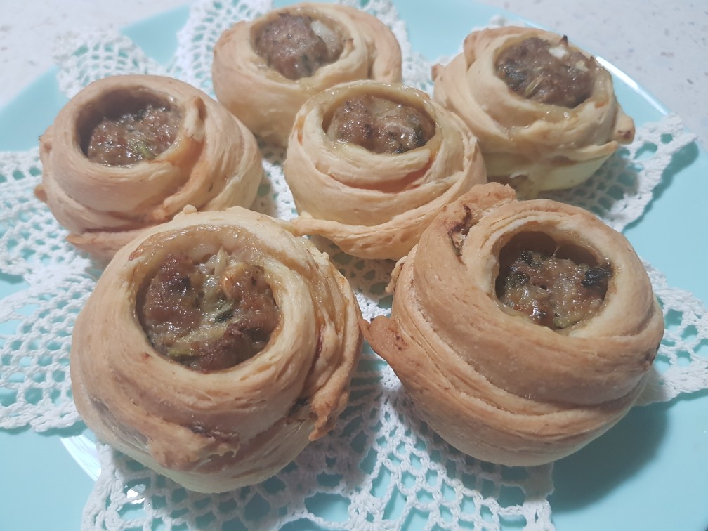 Мясные розочки в слоеном тесте