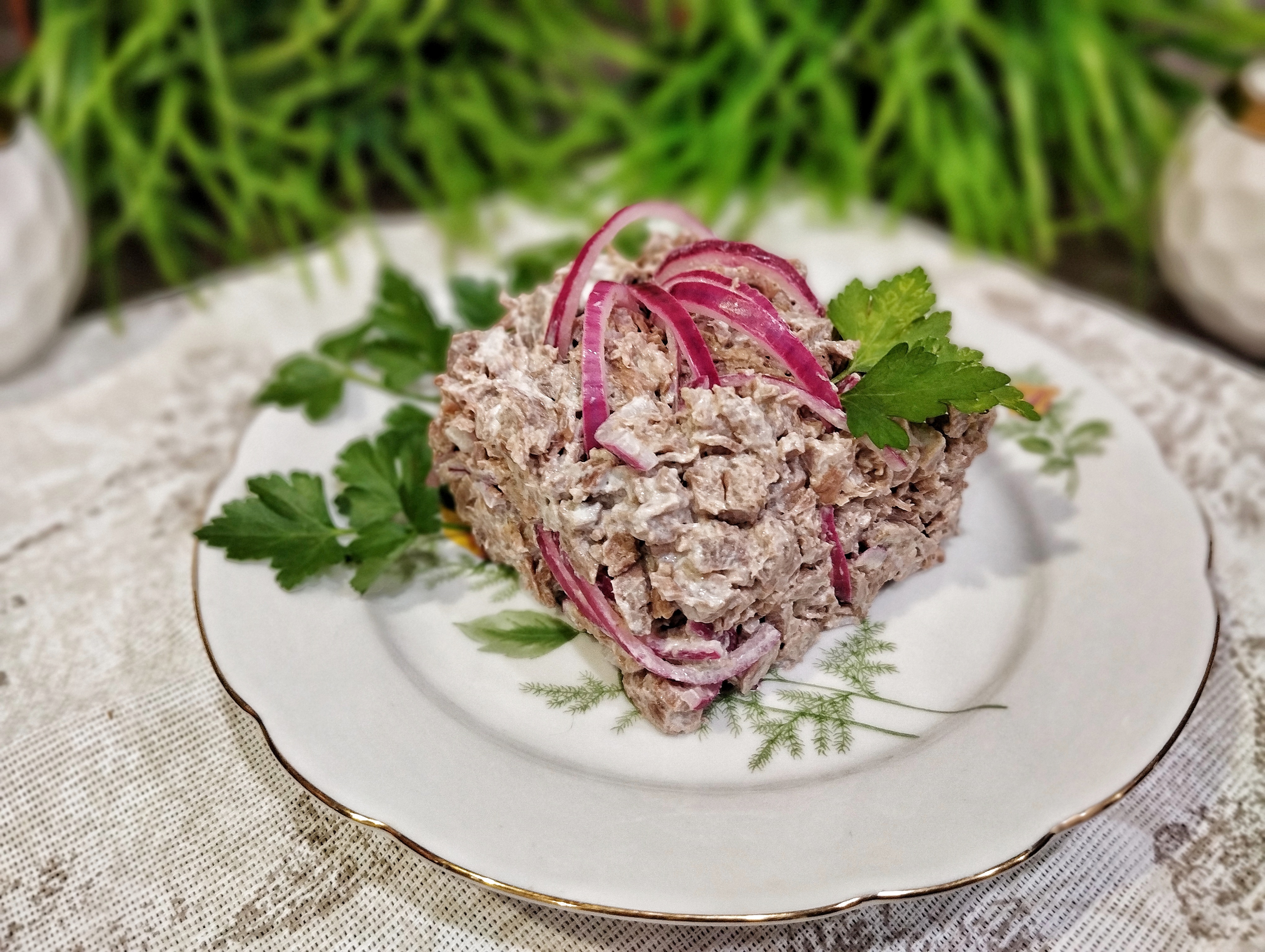 Салат с говядиной и маринованным луком 