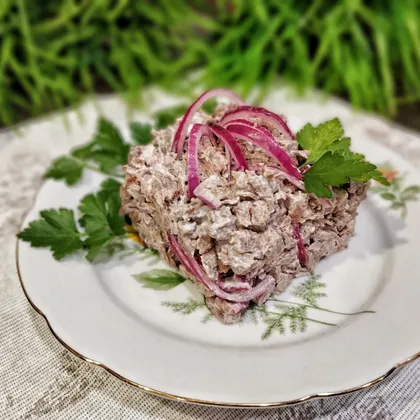 Салат с говядиной и маринованным луком 