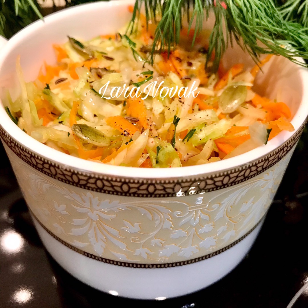 Салат с капустой, тмином и тыквенными семечками