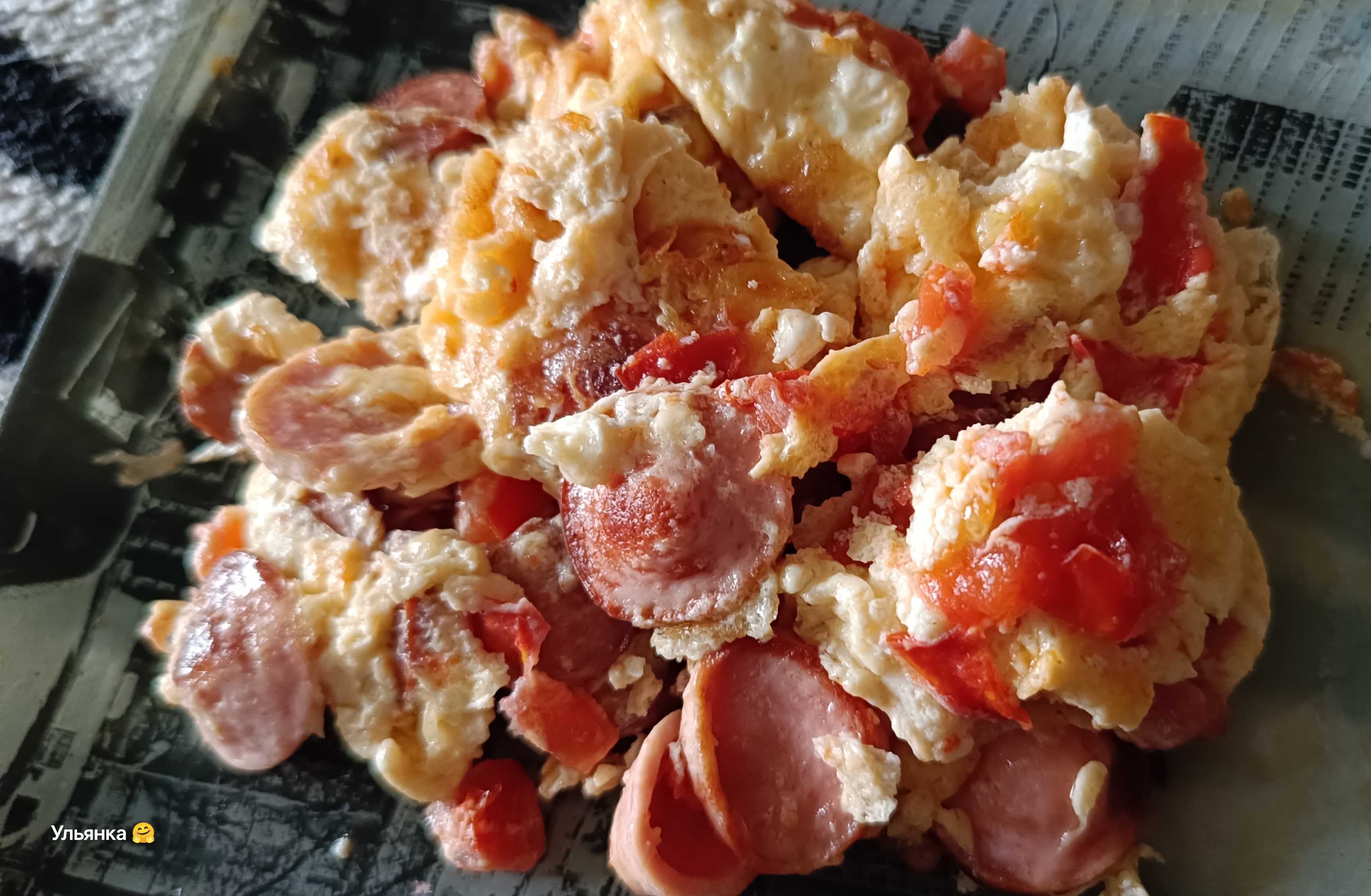 Омлет с сосисками, сыром и помидорами