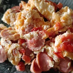 Омлет с сосисками, сыром и помидорами