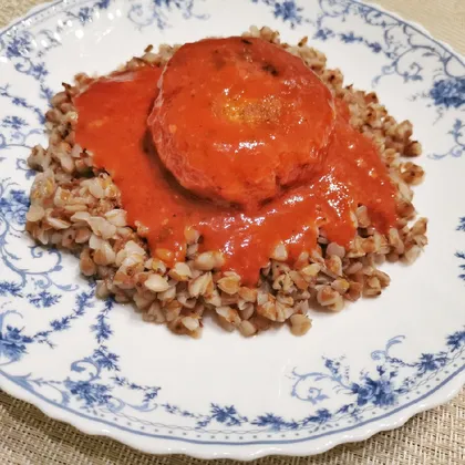 Куриная котлетка в томатном соусе