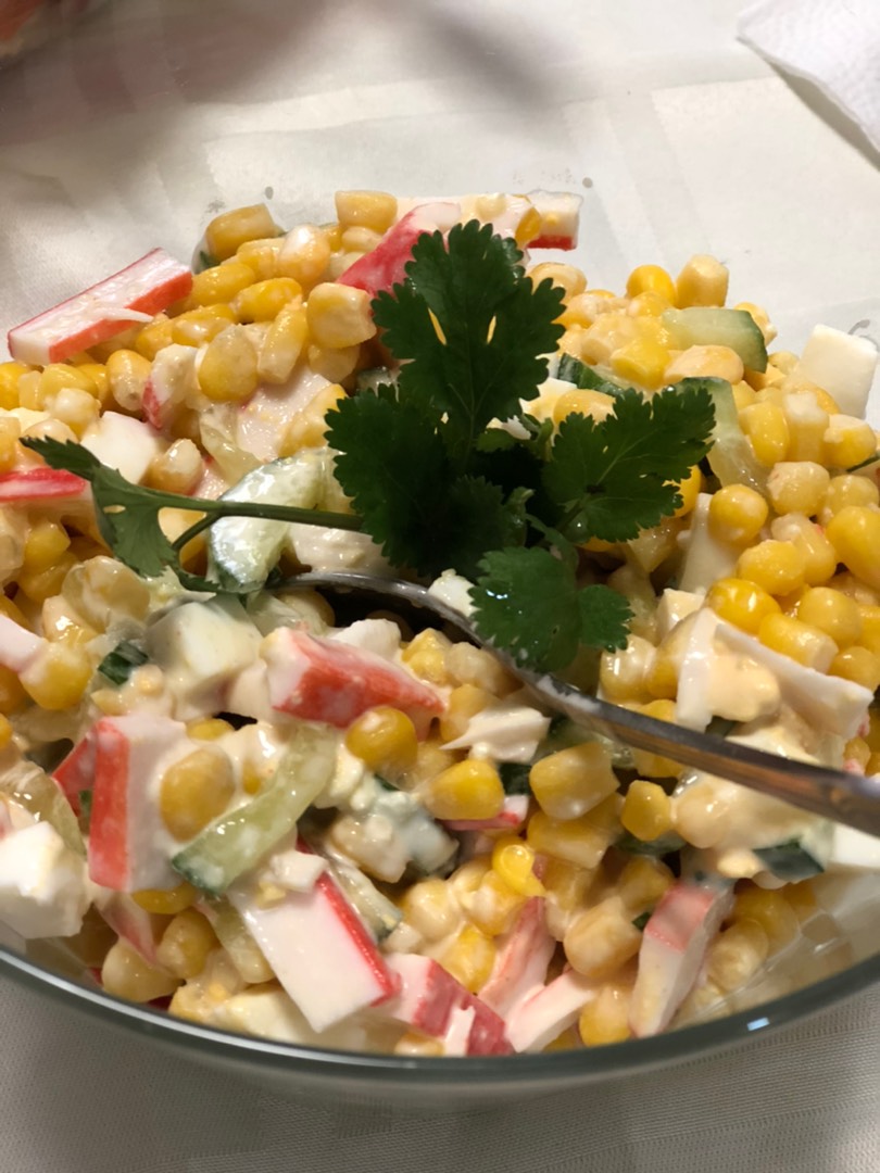 Нежный и легкий: салат с крабовыми палочками без риса