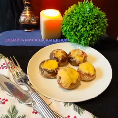 Запечённые шампиньоны под сырной шапочкой