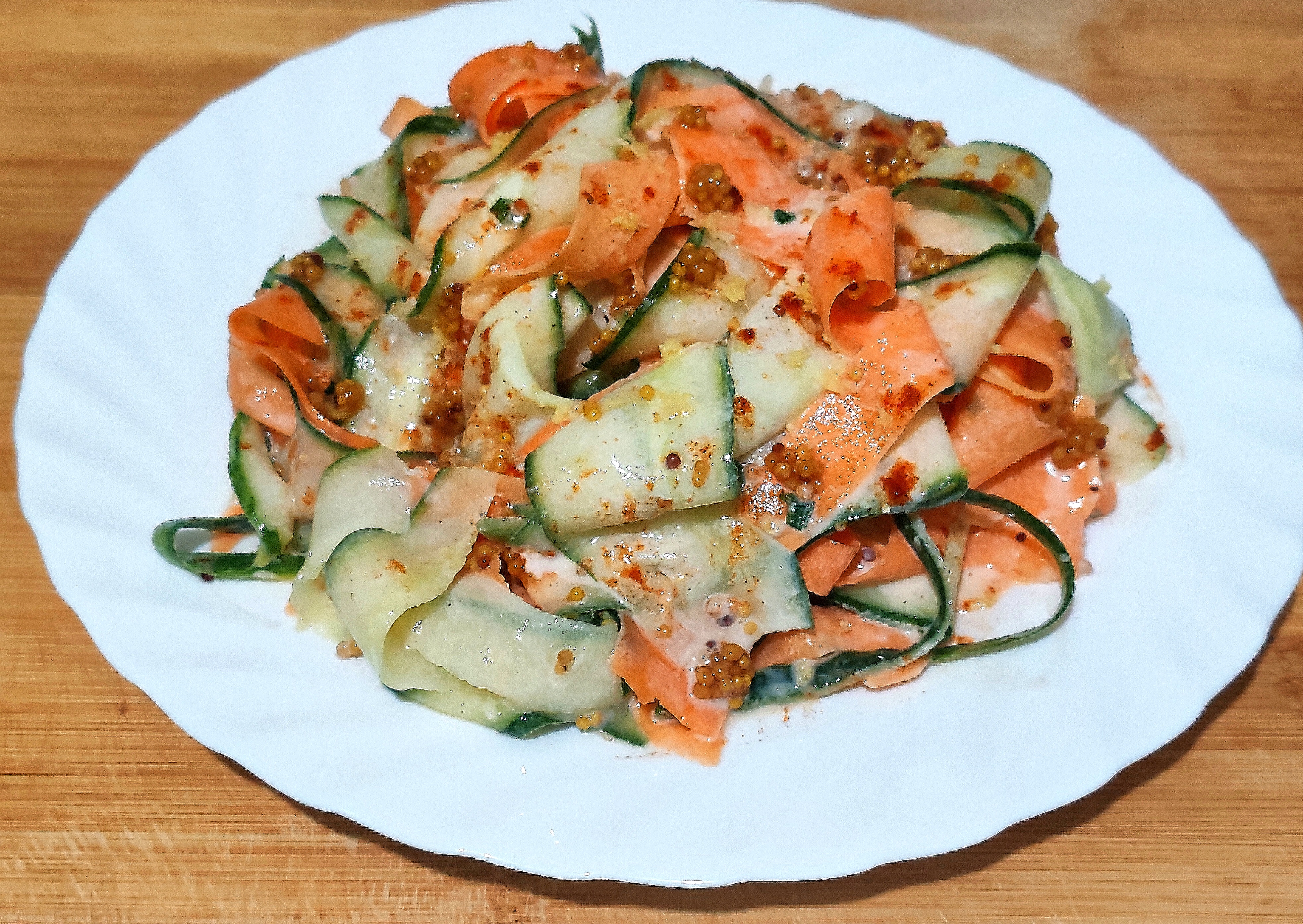 Салат из моркови и огурца