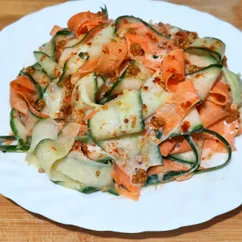 Салат из моркови и огурца