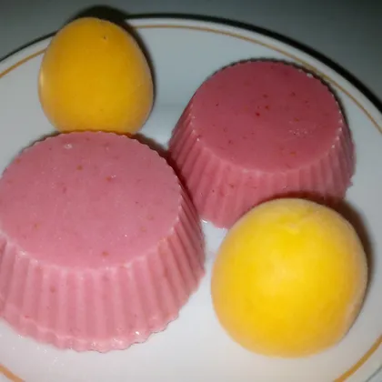 Молочное мороженое с клубникой
