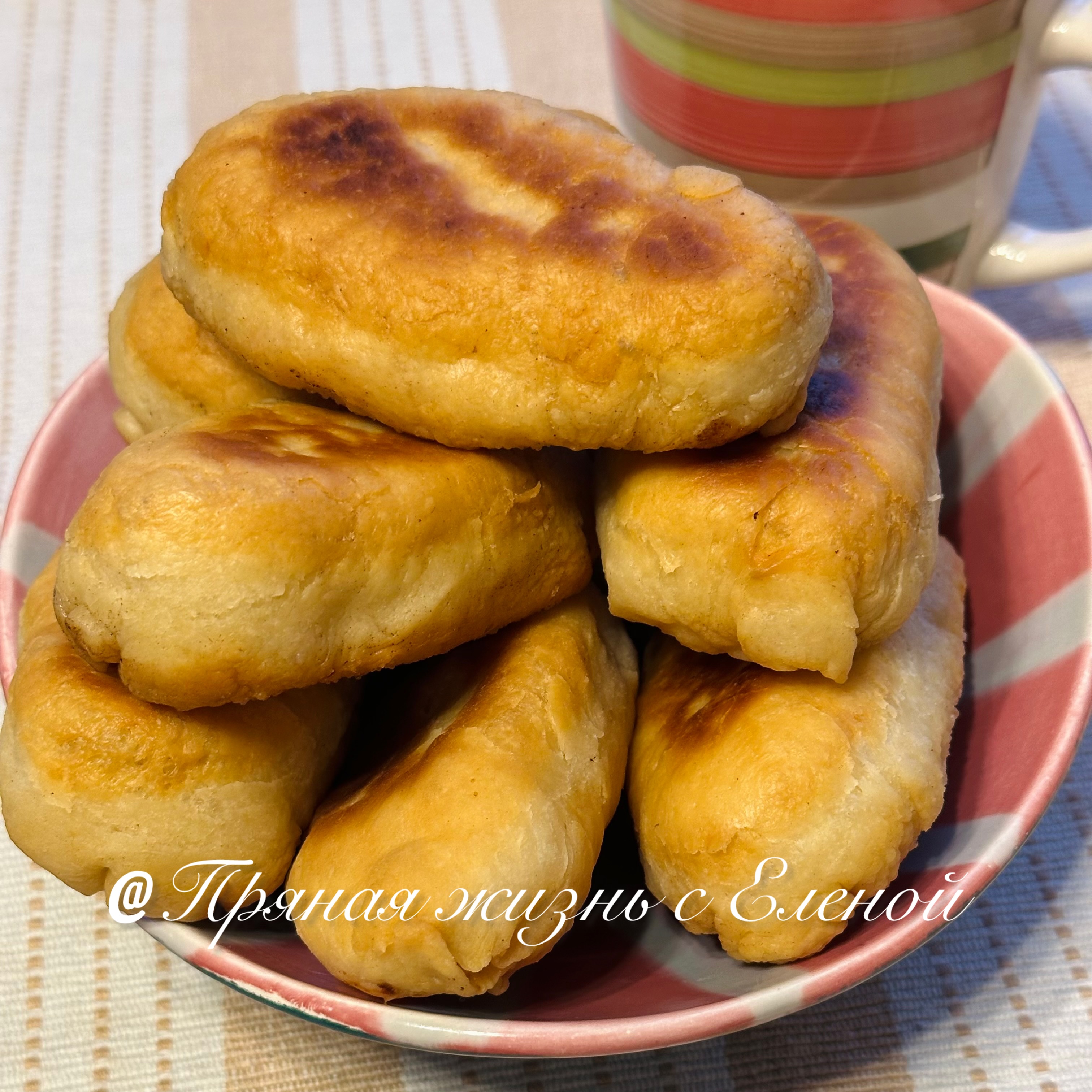 Румяные пирожки с яблоком