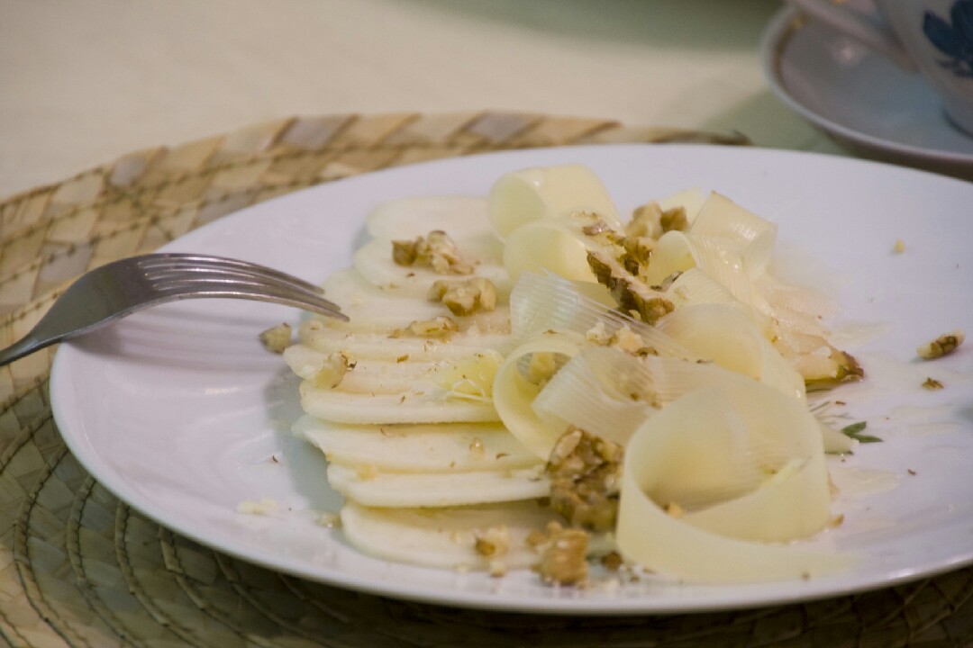 Карпаччо из груши и пармезана