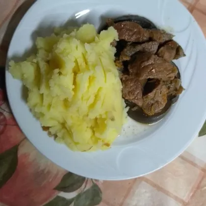 Говядина с овощами и пюре картофельное