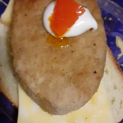 Бутерброд с сыром и котлетой