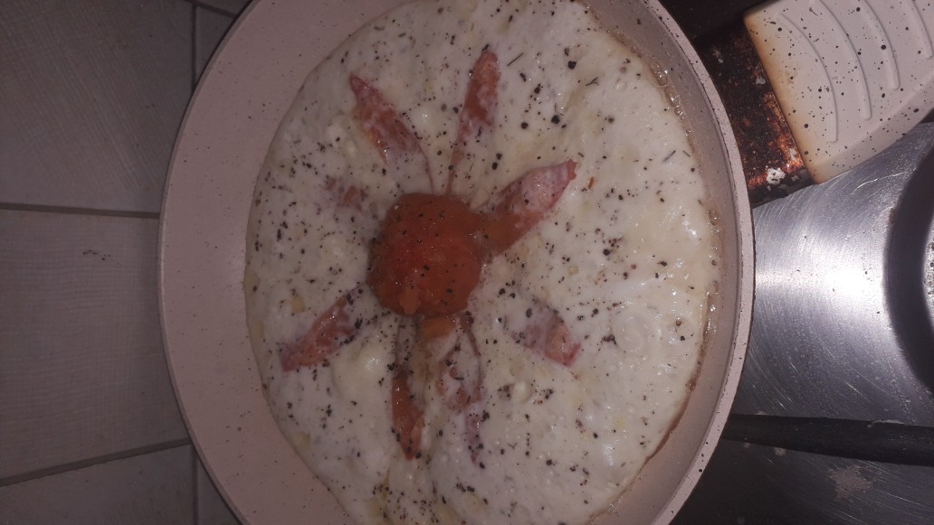 Омлет с помидором и сыром