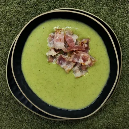 Крем-суп с брокколи и жареным беконом