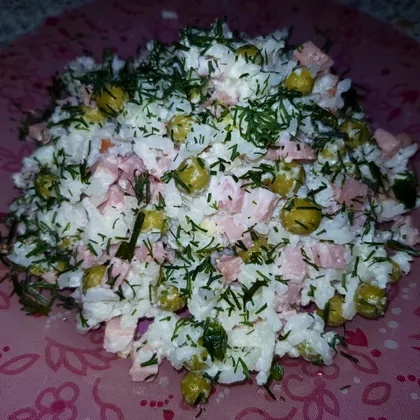 Салат с рисом и зелёным горошком