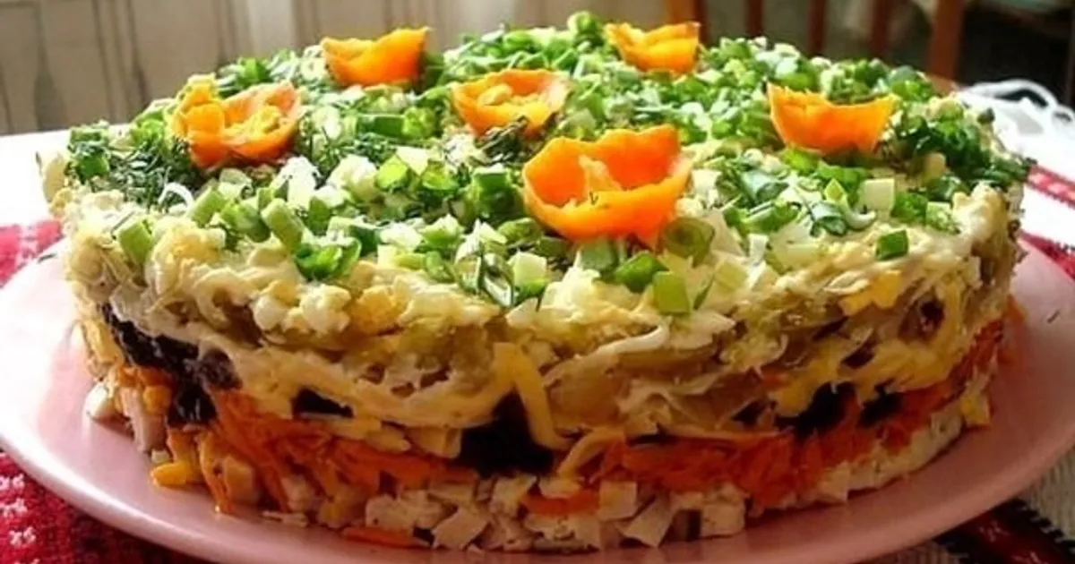 Слоеный салат из копченой курицы с кукурузой, свеклой и крабовыми палочками