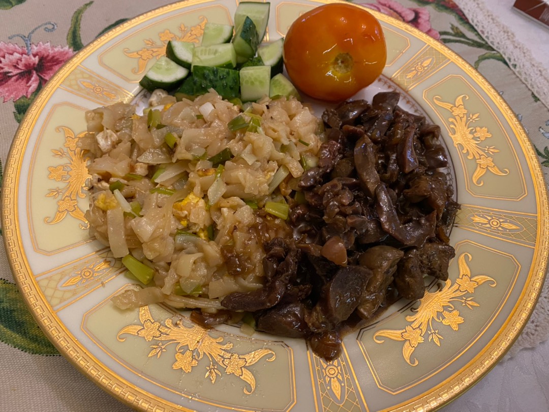 Жареная лапша с куриными потрошками