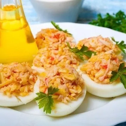 Яйца, фаршированные сыром и крабовыми палочками 