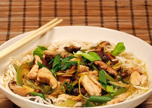 Лапша удон с грибами и куриными грудками