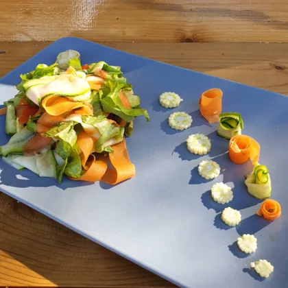 Сочный салат из сезонных овощей с легкой заправкой