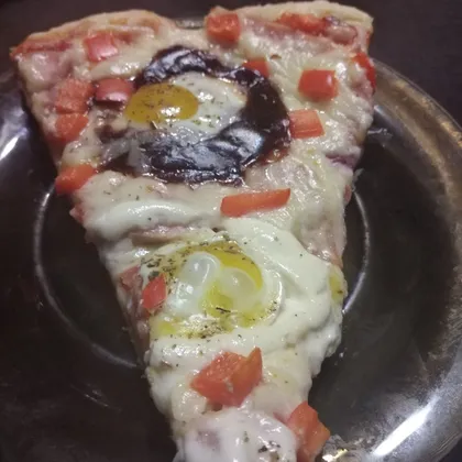 Пицца с колбасой и перепелиными яйцами