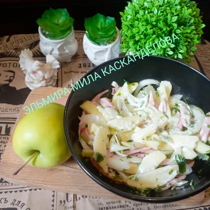 Салат с колбасой, яблоком и маринованным луком