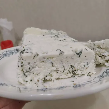 Мягкий сыр из молока с травами и зеленью