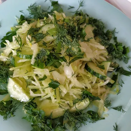 Зелёный салат с тушеным луком