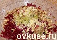 Свекольный салат с орехами и огурцом