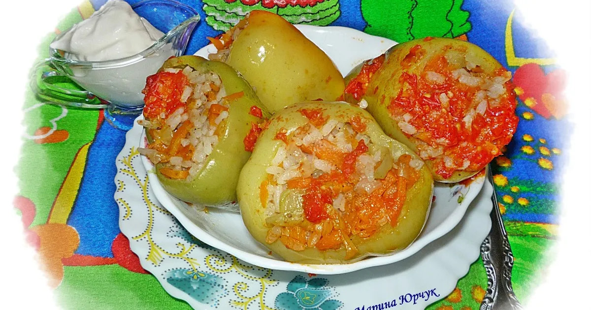 Перец, фаршированный рисом, курицей и перчиком чили