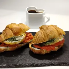 Французский круассан с красной рыбой и яйцом