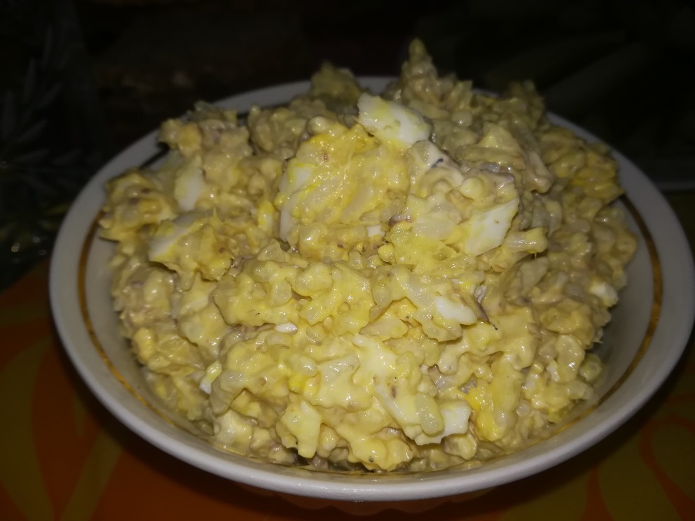 Улетный салат из сардины консервированной с яйцами и горошком