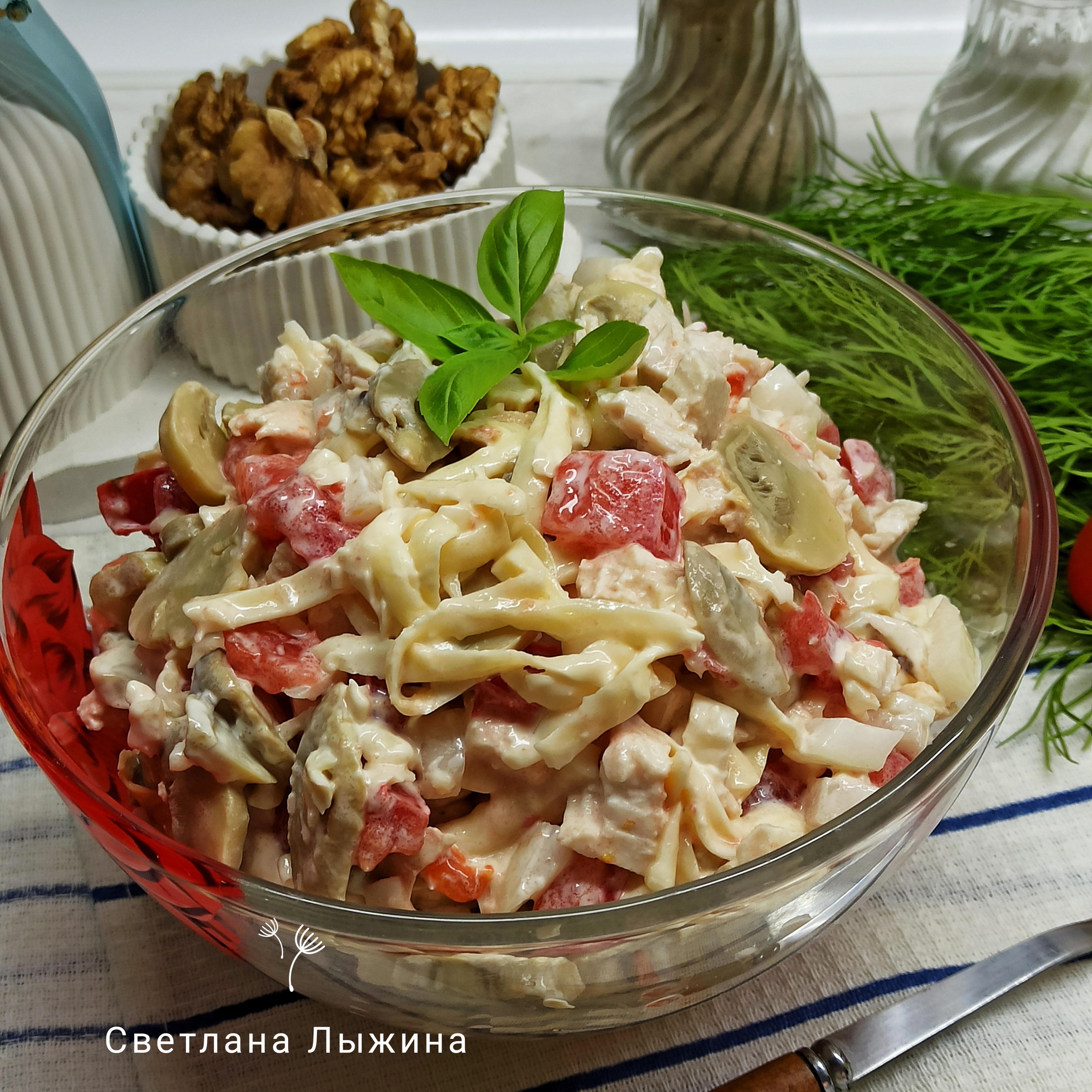 Салат с курицей, грибами, сыром и помидорами