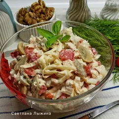 Салат с курицей, грибами, сыром и помидорами