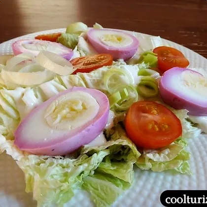 Салат с розовыми яйцами