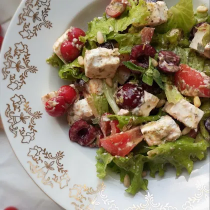 Салат с фетой, помидорами, черешней и соусом песто