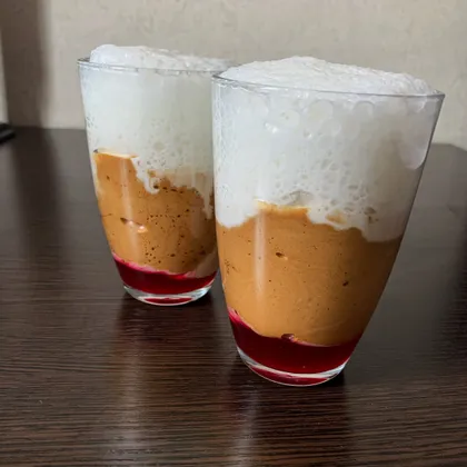 Сливочно-кофейный десерт с вишневым топпингом