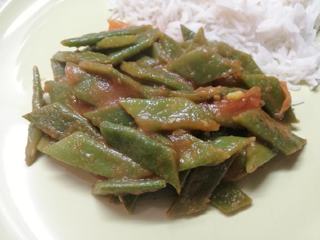 Плоские бобы с помидорами