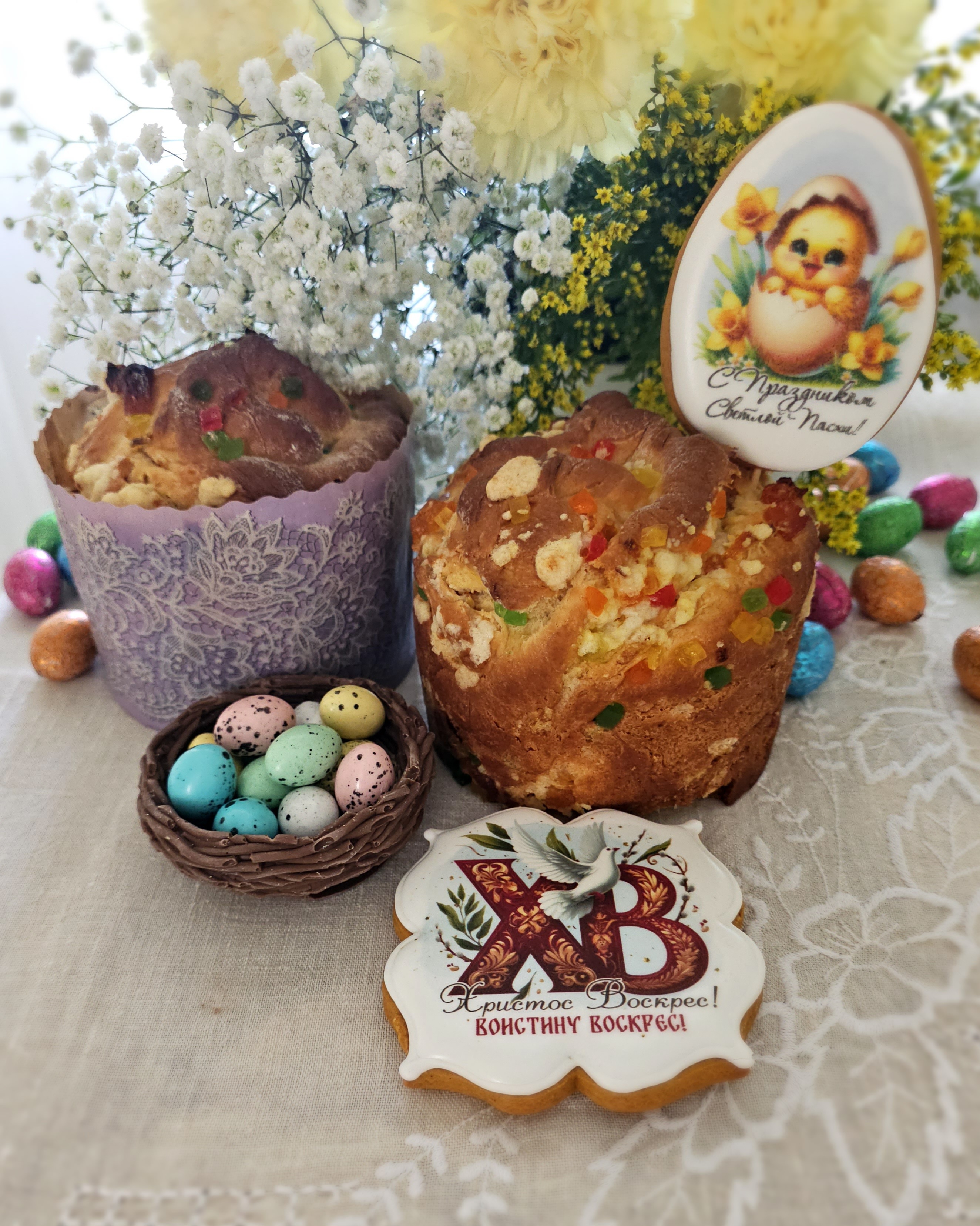 Краффин с апельсином, курагой, цукатами и песочной крошкой