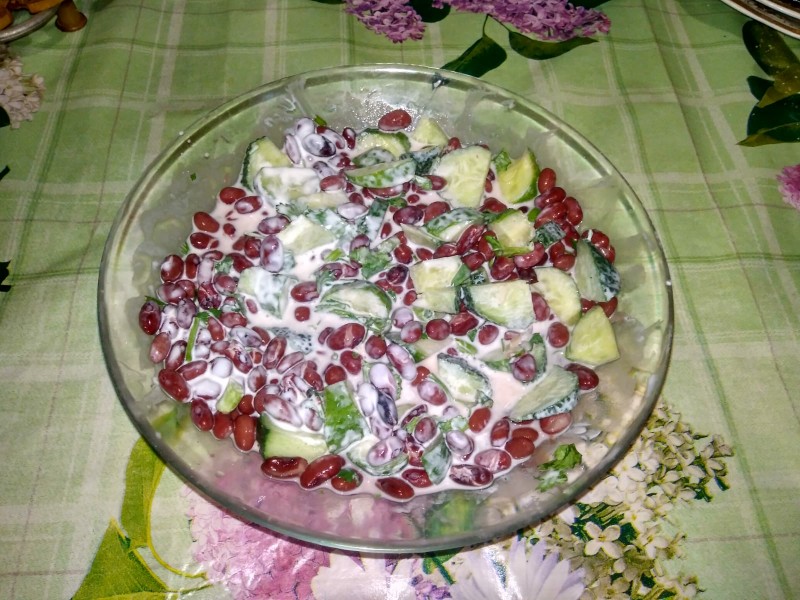 Салат с фасолью и огурцом