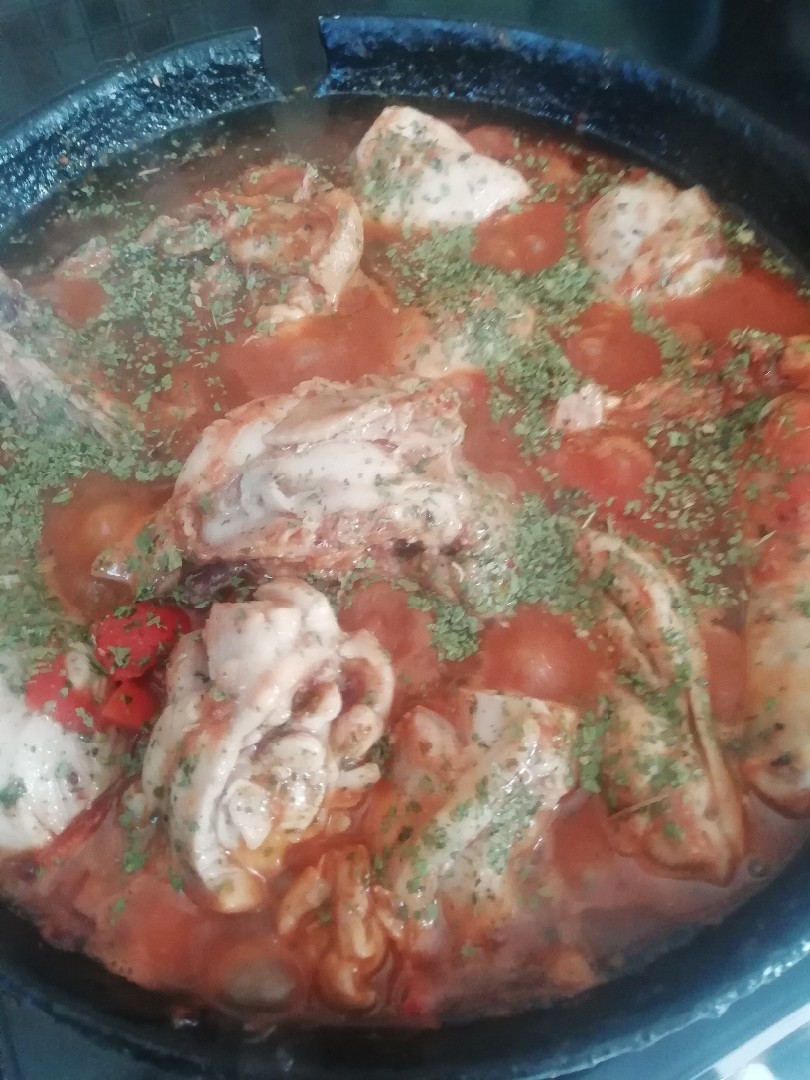 Тушёная курица с овощной подливкой