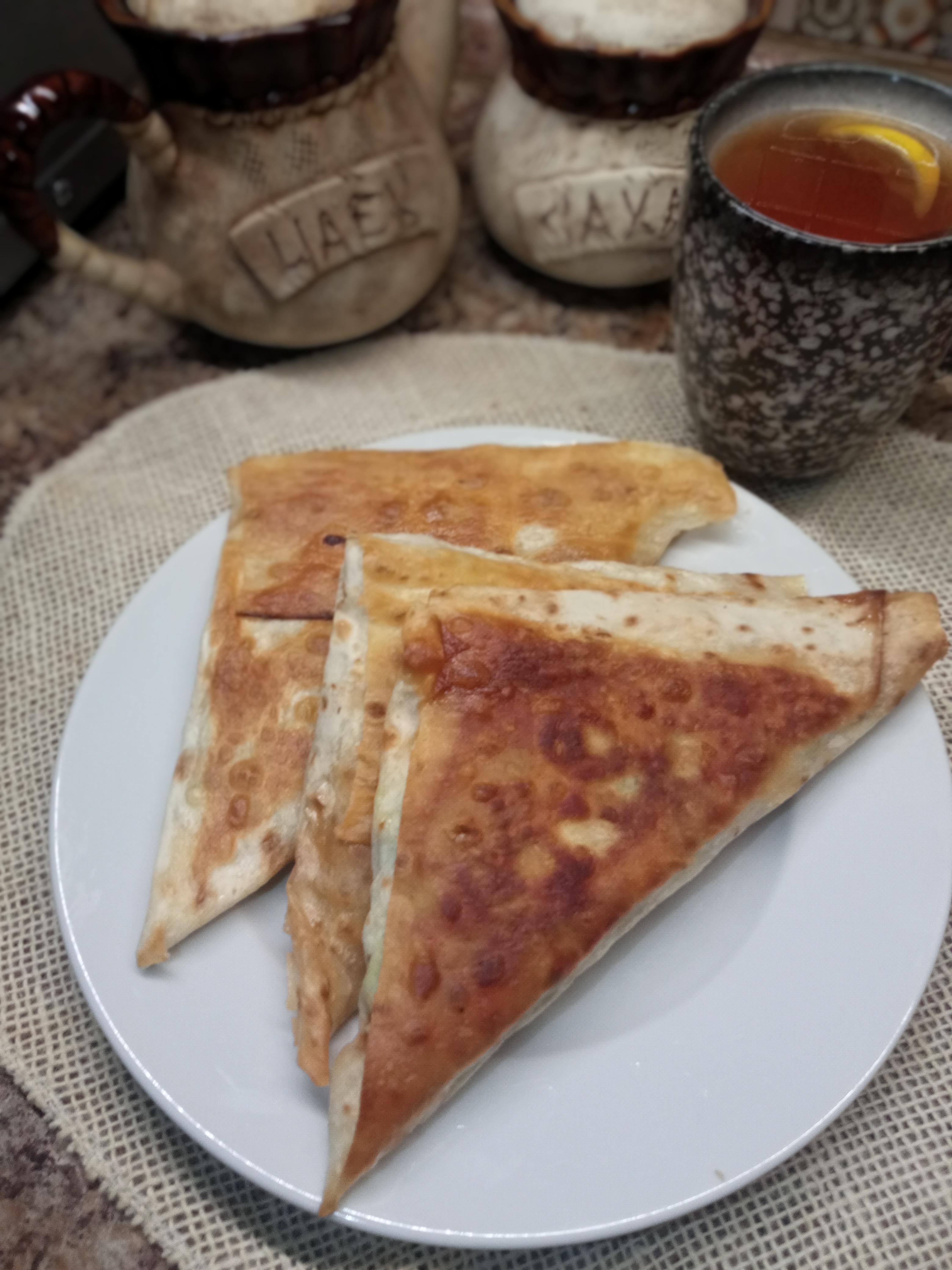 Треугольники из лаваша с яйцом и зелёным луком