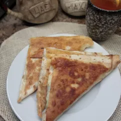 Треугольники из лаваша с яйцом и зелёным луком